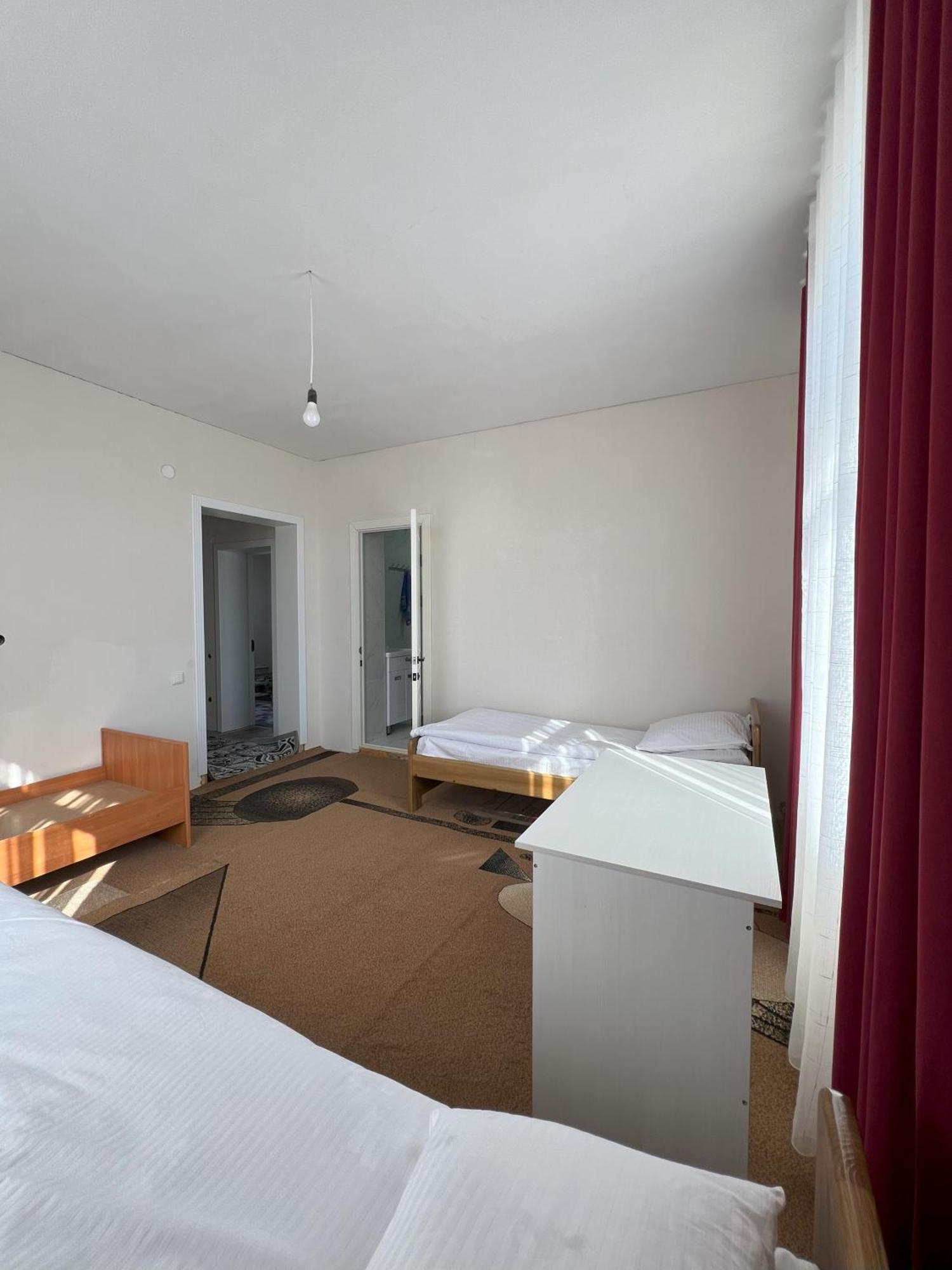 Emir Guest House In Karakol Εξωτερικό φωτογραφία